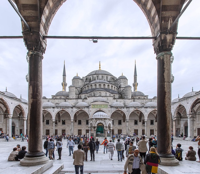Turisti pred chrámom v tureckom meste