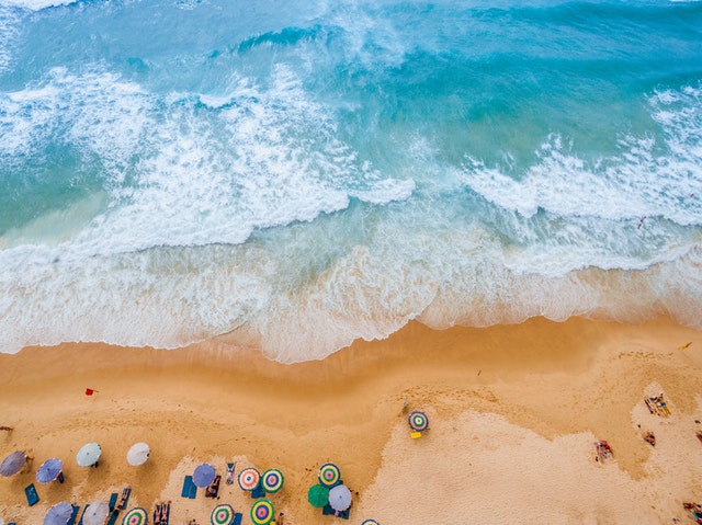 Farebné slnečníky na pláži pri mori